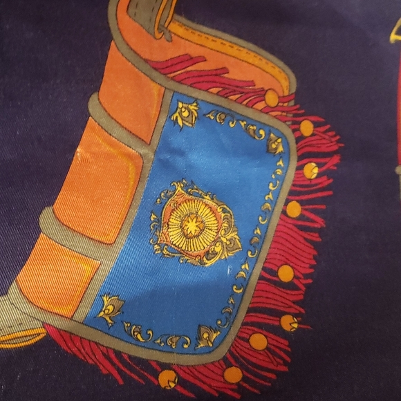 Emanuel Geraldo Scarf - Picture 3 of 4